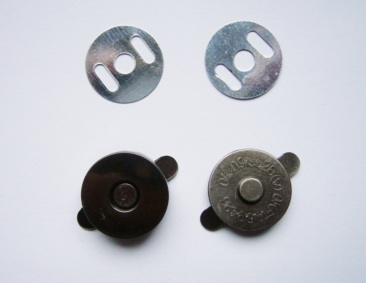 Zwei Magnetverschlüsse, rund, altnickel, Durchmesser ca. 18 mm