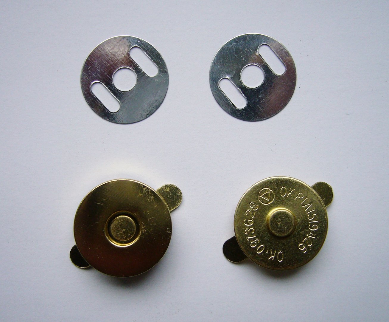 Zwei Magnetverschlüsse, rund, vermessingt, Durchmesser ca. 18 mm