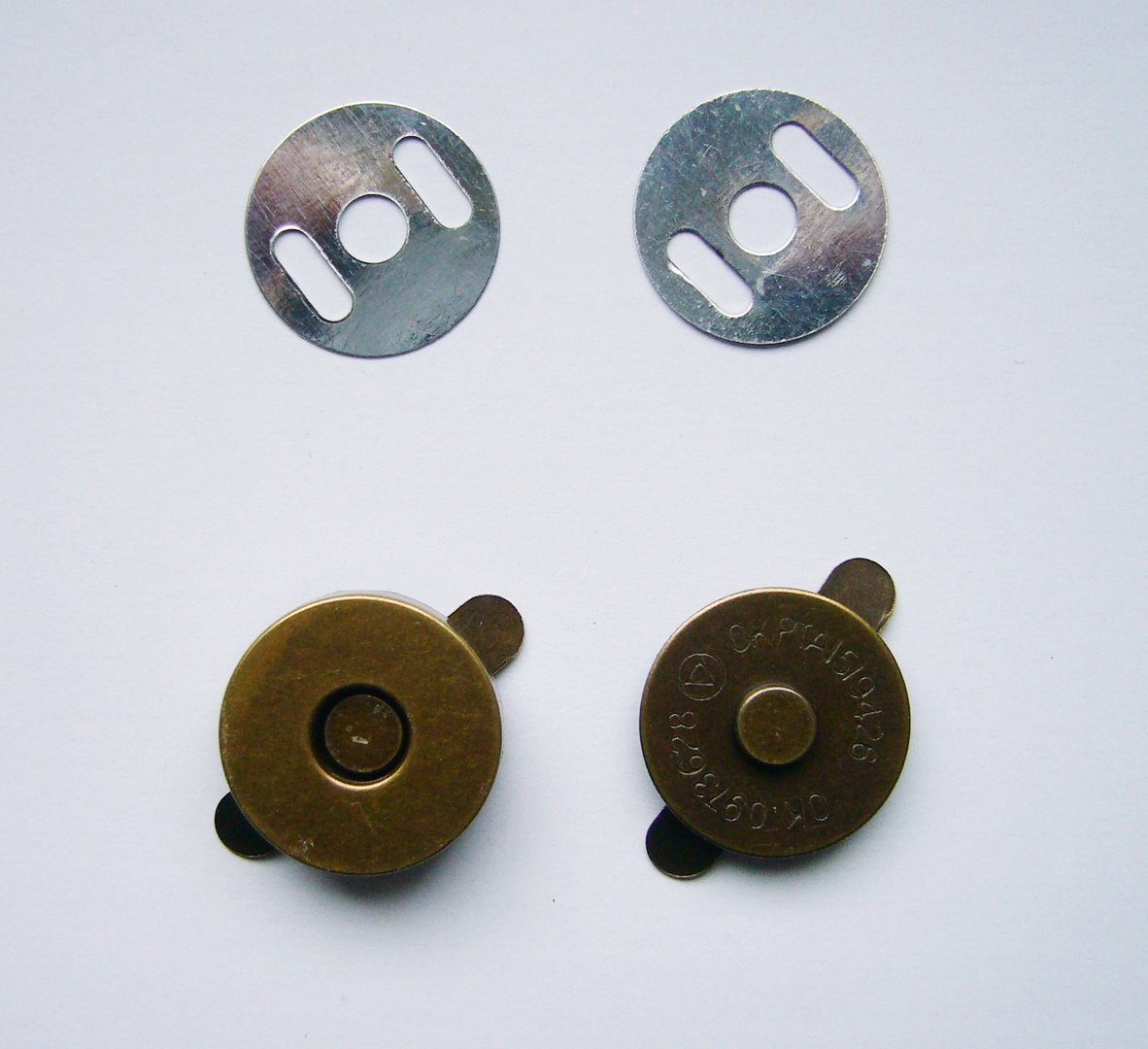 Zwei Magnetverschlüsse, rund, Altmessing, Durchmesser ca. 18 mm